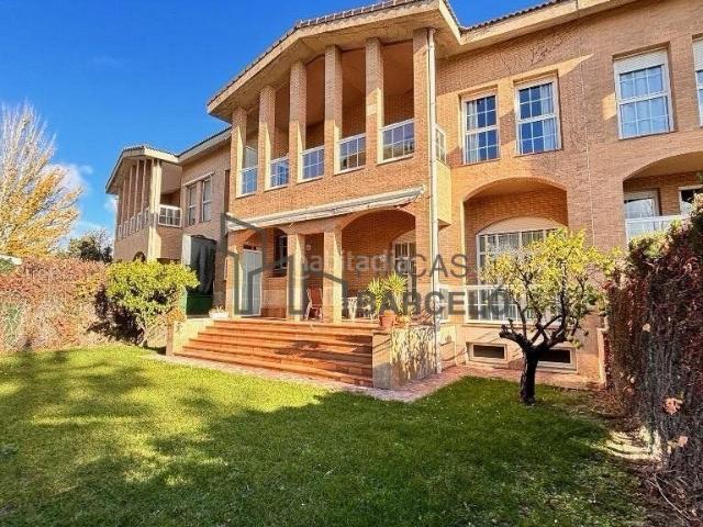 Casa adosada en venta en Zaragoza, Casablanca. Casas adosadas.