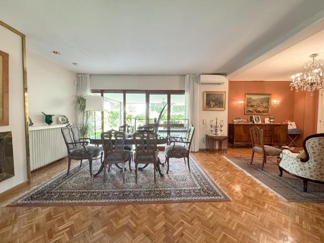 Casa adosada en venta en Zaragoza, La Almozara. Exclusivo chalet con piscina y gran jardín en Torres de San Lamberto. Casas adosadas.
