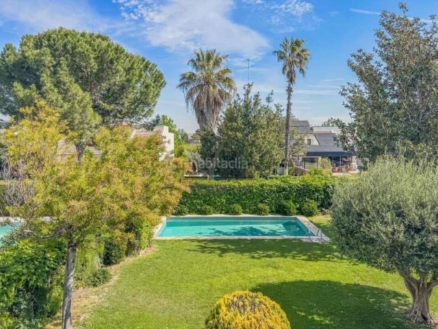 Casa adosada en venta en Zaragoza, La Almozara. Exclusivo chalet con piscina y gran jardín en Torres de San Lamberto. Casas adosadas.