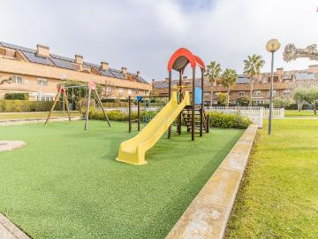 Casa adosada en venta en Zaragoza, Miralbueno. Casas adosadas.