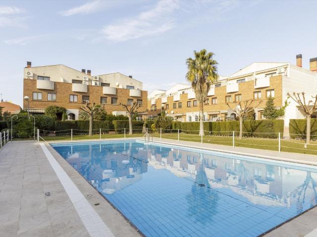 Casa adosada en venta en Zaragoza, Miralbueno. Chalet adosado en venta en Camino del Pilón. Casas adosadas.