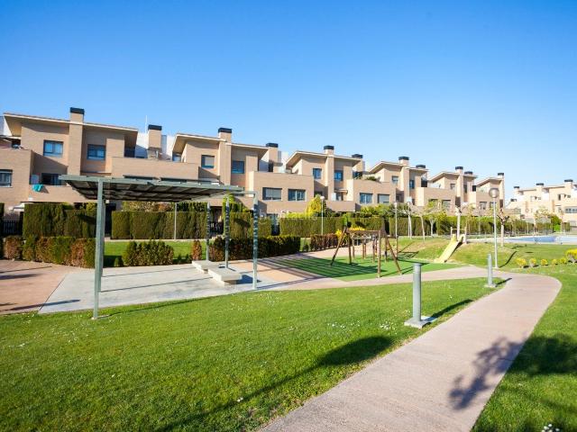 Casa adosada en venta en Zaragoza, Miralbueno. CHALET ADOSADO EN RESIDENCIAL LOS ARCES. Casas adosadas.