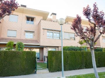 Casa adosada en venta en Zaragoza, Miralbueno. CHALET ADOSADO EN RESIDENCIAL LOS ARCES. Casas adosadas.