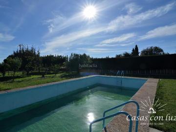 Casa adosada en venta en Zaragoza, Peñaflor. Chalet con piscina y jardín en Urbanización El Regao de Peñaflor. Casas adosadas.