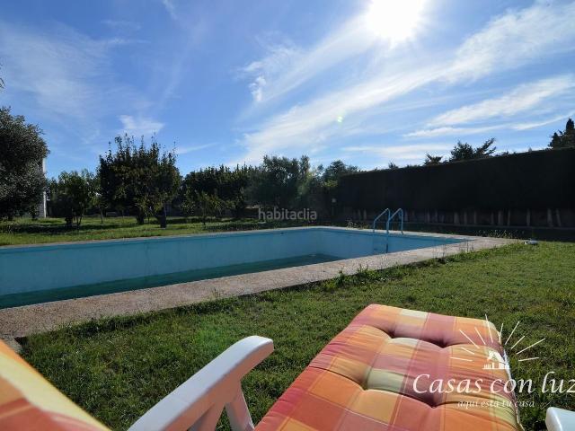 Casa adosada en venta en Zaragoza, Peñaflor. Chalet con piscina y jardín en Urbanización El Regao de Peñaflor. Casas adosadas.