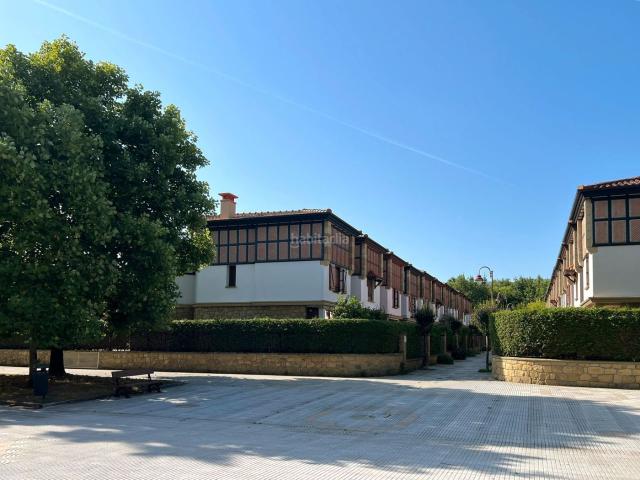 Casa adosada en venta en Zarautz. Villa Adosada Herrikosoro. Casas adosadas.