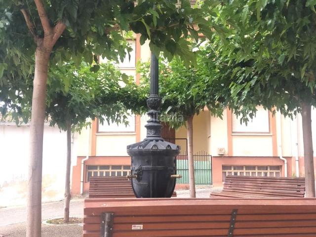 Casa adosada en venta en Zarratón. Casa en Zarratón situada en la Plaza de la Constitución en el precio de 155.000 Gran casa construida íntegramente en el año 1980. Casas adosadas.