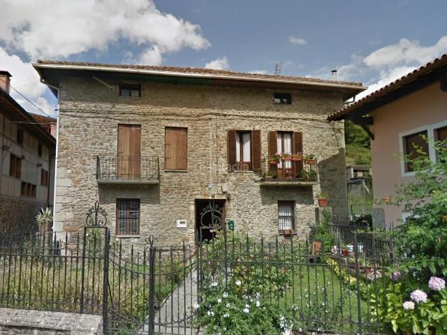 Casa adosada en venta en Zeberio. OPORTUNIDAD! Vivienda Bifamiliar De Piedra Para Decorar A Tu Gusto Con Terreno y Tejado Reformado en Zeberio. Casas adosadas.