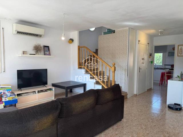 Casa adosada esquinera con jardín