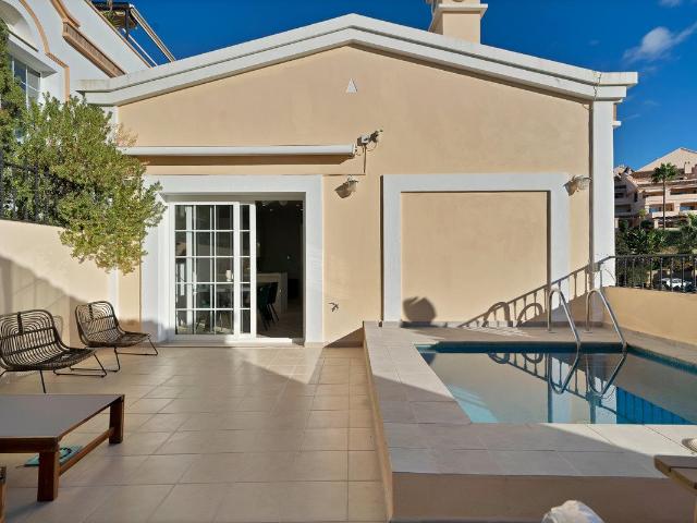 Casa adosada exquisitamente renovada con terraza soleada y p. 242m² Marbella