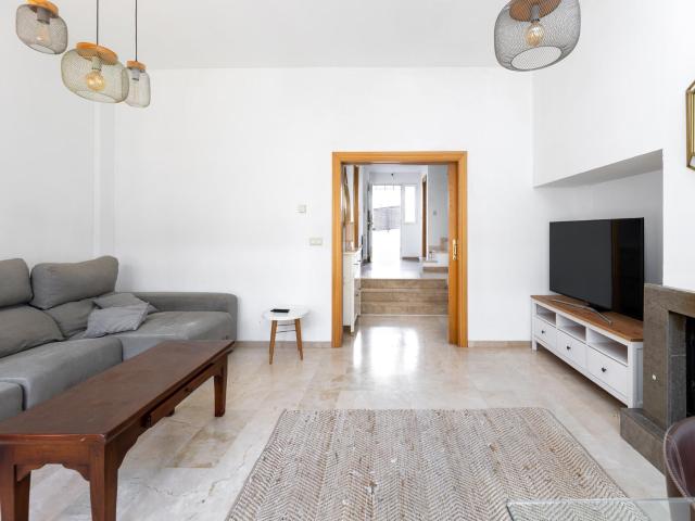 Casa Adosada Ideal en Urbanización con Piscina