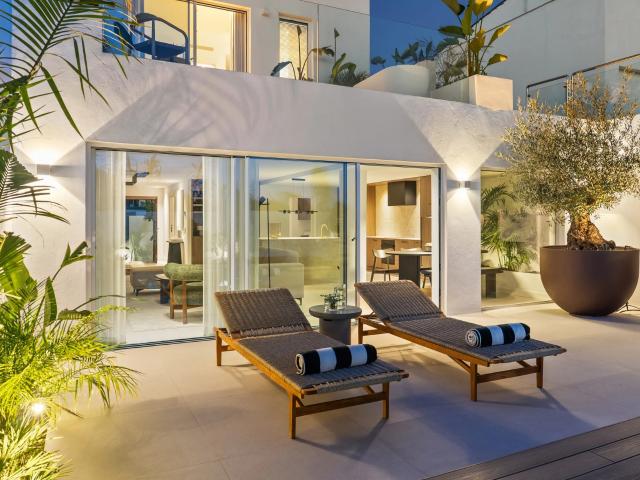 Casa adosada mediterránea bellamente renovada cerca de la playa y servicios Nueva Andalucía
