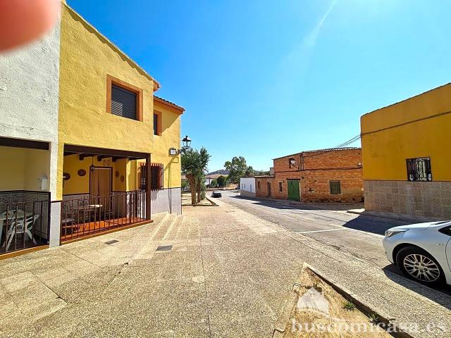 Casa adosada reformada en Guarromán de 3 dormitorios con patio y porche de entrada