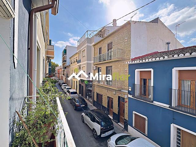 Piedra, cal y madera. Casa adosada única ubicada en el cora. 225m² Dénia
