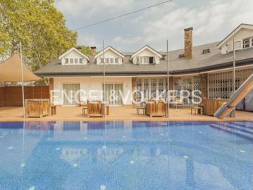 Villa en venta en Plaça Marconi - Jardín