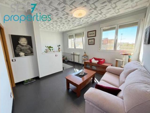 Casa adosada Venta Novés, Novés