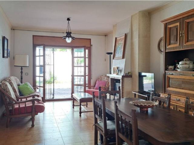 CASA ADOSSADA EN PLADEMAR DE CUNIT