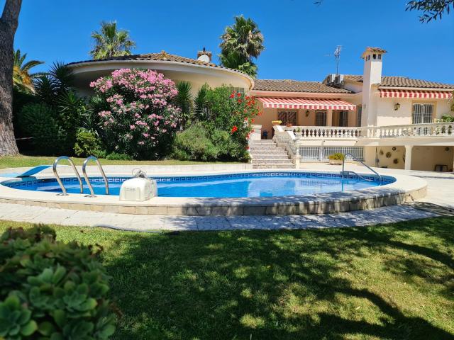 Casa al canal orientada al sur con 25m de amarre 235m² Empuriabrava