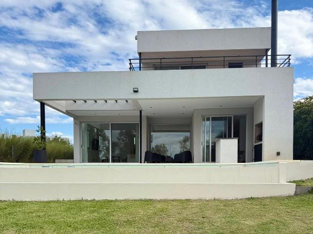 Casa al lago 3 dormitorios mas escritorio en alquiler