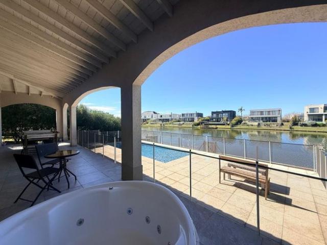 Casa al lago de 5 ambientes en alquiler anual en Ceibos Puertos del Lago
