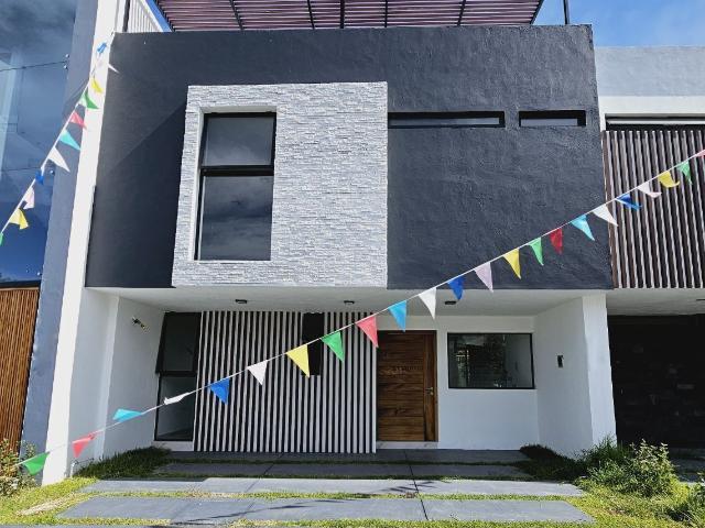 Renta/Venta casa con 4 recámaras y roof garden