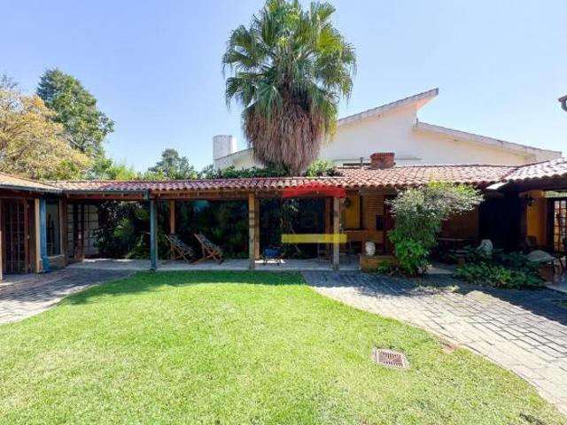 Casa AlphavavilleI com 5 suítes, jardim e piscina em terreno de 954 m²