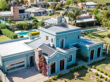Casa Alquiler a estrenar 5 ambientes, 2 cocheras, 240m2, Barrio San Jorge 100, Mercedes | Argenprop