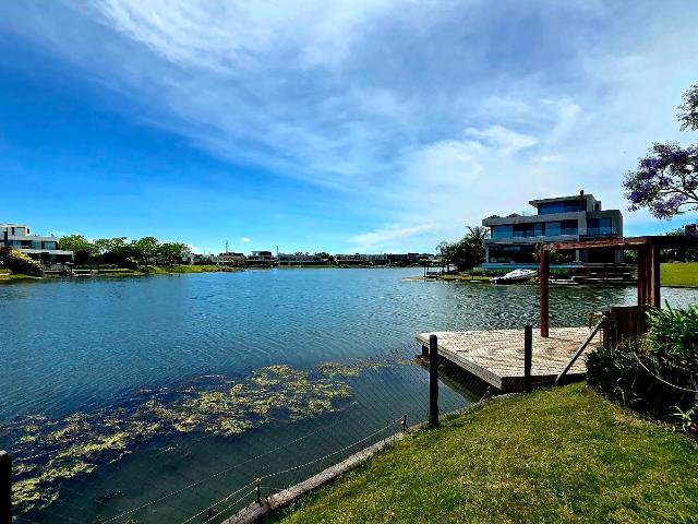 Casa Alquiler Amoblado Doble Lote Pileta Climatizada Vista al Lago El Golf Nordelta Tigre