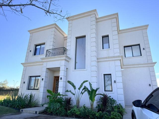 Casa alquiler anual amoblada en Puertos del Lago de cinco ambientes orientaci?n norte con pileta