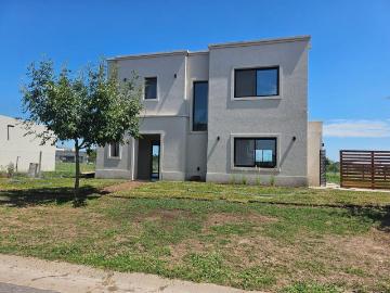 Casa Alquiler 2 años 5 ambientes, 2 cocheras, 200m2, Roque Petrocchi 5300, Escobar | Argenprop
