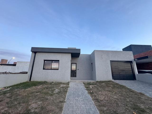 Casa Alquiler 3 ambientes, 252m2, Este, Manzana 45 100, Barrio Rincones de Manantiales, Córdoba | Argenprop