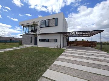 Casa Alquiler 4 ambientes 1 año, 203m2, 2 cocheras, Roque Petrocchi 5300, Escobar | Argenprop
