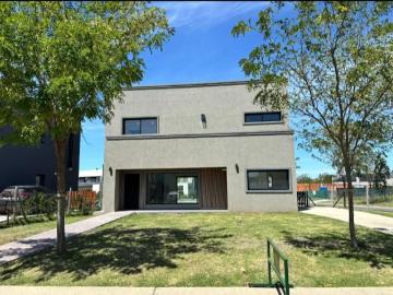 Casa Alquiler 4 ambientes, 2 cocheras, 169m2, Leandro Niceforo Alem 3300, Presidente Derqui | Argenprop