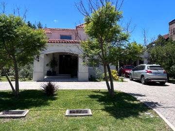 Casa Alquiler 4 ambientes, 2 cocheras, 290m2, Campo Grande 1000, Campo Grande | Argenprop
