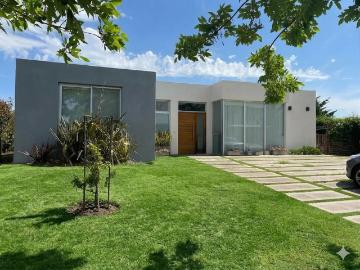 Casa Alquiler 4 ambientes 3 años, 167m2, 4 cocheras, Av Los Lagos, El Canton, Buenos Aires | Argenprop