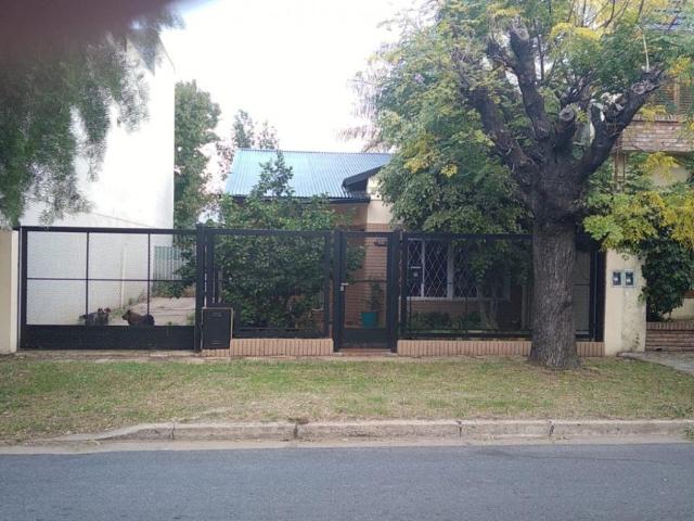 Casa Alquiler 4 ambientes 50 años, Oeste, 3 cocheras, Cisneros 1200, Ramos Mejia, Buenos Aires | Argenprop