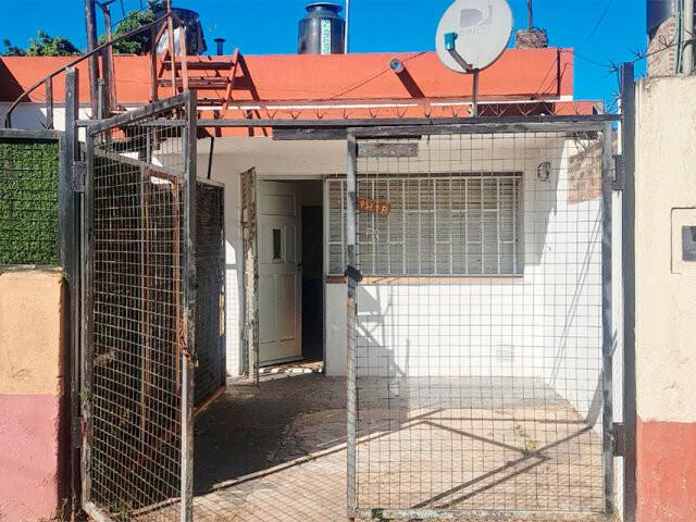 Casa Alquiler 4 ambientes 51 años, 80m2, 1 cochera, Santiago 4551 B piso 0, La Guardia | Argenprop