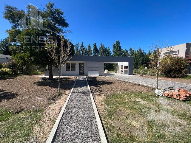 Casa Alquiler 4 años 3 ambientes, 1050m2, 2 cocheras, Tenis Lawn Club Verónica, la Plata | Argenprop
