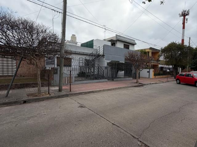 CASA ALQUILER 4 DORMITORIOS+ESCRITORIO+COCHERA DOBLE TODA PLANTA BAJA 250 M2 CUBIERTOS