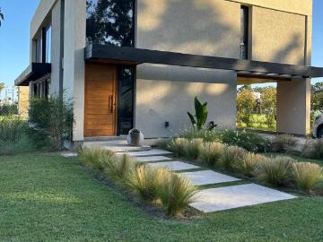 Casa Alquiler 5 ambientes 2 años, 3 cocheras, 250m2, Azahares Del Parana, Fighiera | Argenprop
