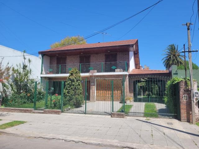 Casa Alquiler 5 ambientes, 4 cocheras, 220m2, Gral J J Urquiza 1000, Muñiz | Argenprop