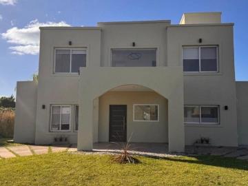 Casa Alquiler 8 años 5 ambientes, 700m2, 5 cocheras, Barrio Santa Juana, Esteban Echeverria | Argenprop