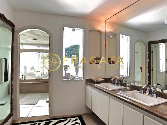 Casa Alto de Pinheiros à Venda com 4 Dormitórios, Piscina, Sauna e 4 Vagas 594 m² de Terreno