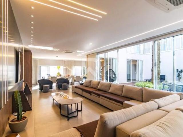 Casa Alto Padrão, Mobiliada em Cond. Clube com Piscina, 4 suítes, 3 vagas e 400m2 para venda Campo