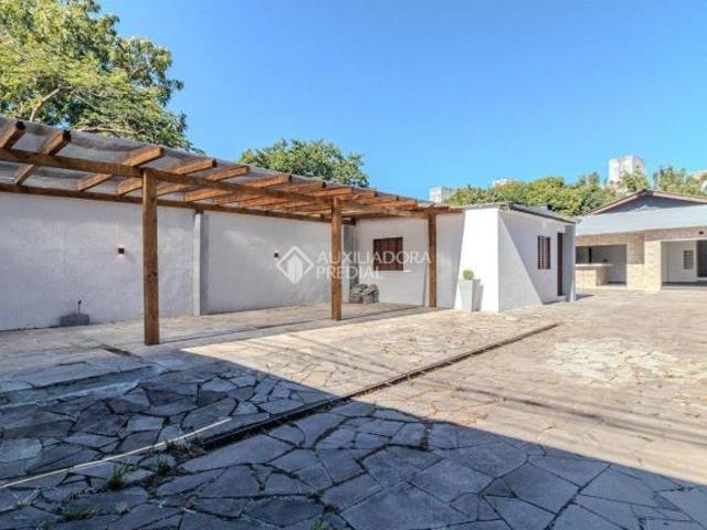Casa Alto Padrão à Venda em Ipanema Porto Alegre | 2 Quartos, 1 Suítes, Piscina e 600m² de Terreno