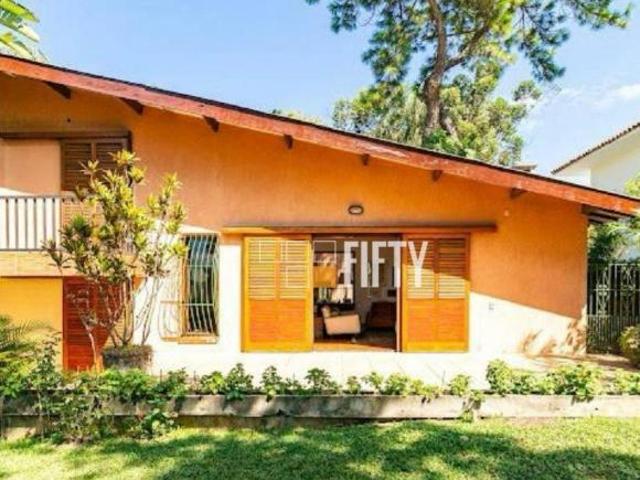 Casa Alto Padrão com 656m² de Terreno no Jardim Everest – 3 Dormitórios, 4 Vagas e Muito Potencial