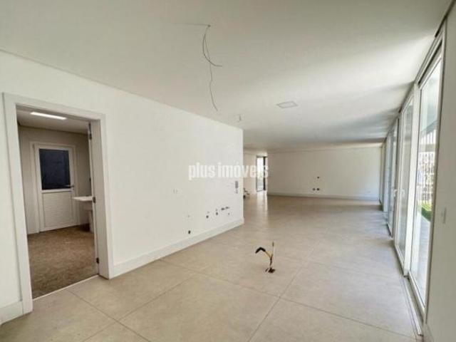 Casa Alto Padrão Condomínio com 472,0m² Área Total! 3 Suítes 3 Vagas de Garagem!