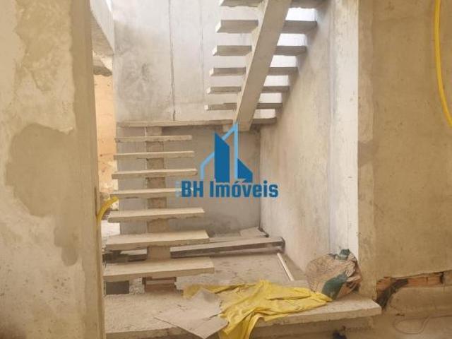 Casa Alto Padrão de 4 quartos com 4 suítes e 4 vagas no bairro Santa Mônica Belo Horizonte/MG