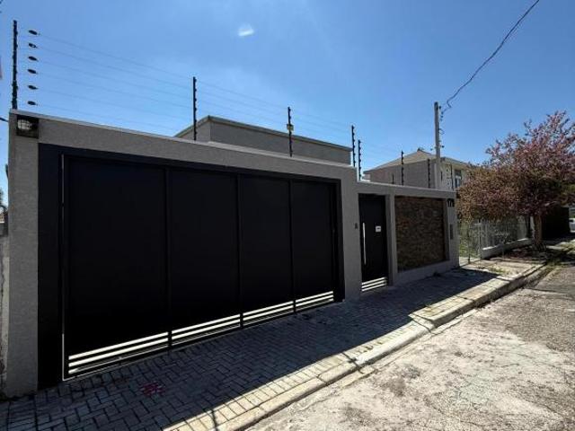 Casa Alto Padrão em Curitiba com Piscina Aquecida, 3 Quartos e 360m²: Porteira Fechada