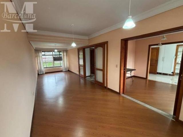 CASA ALTO PADRÃO PRÓXIMA AO COLÉGIO MARISTA. 4 QUARTOS, SENDO 3 SUÍTES. ESPAÇO GOURMET E GARAGEM P
